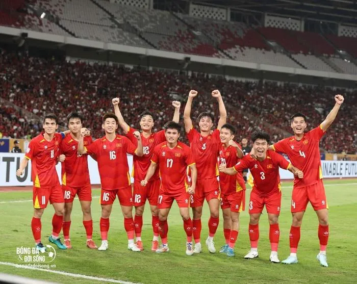 Người hâm mộ đổ ra đường ăn mừng chiến thắng với cờ sao rực rỡ khắp các ngả đường, tạo nên một lễ hội đi bão náo nhiệt và đầy xúc động