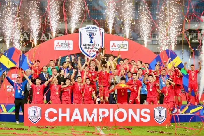 Khoảnh khắc cầu thủ tiền vệ tung đường chuyền dài kiến tạo xé toang hàng phòng ngự đối phương, khẳng định đẳng cấp của những chiến binh sao vàng thực thụ