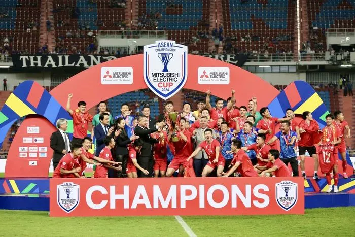 Khán giả trên khán đài đồng loạt giơ cao tấm áp phích cổ vũ đội nhà đầy nhiệt huyết, tạo nên một khung cảnh người hâm mộ cuồng nhiệt vô cùng ấn tượng