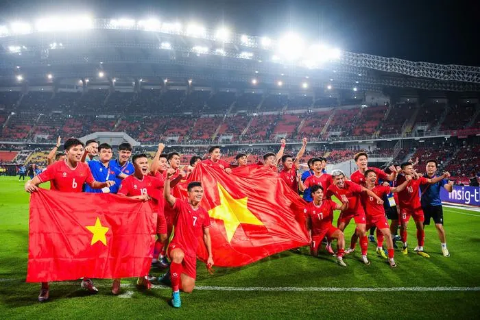 Hình nền toàn cảnh sân vận động tràn ngập sắc đỏ rực rỡ dưới ánh đèn đêm huyền ảo, một không gian tuyệt vời cho các chiến binh sao vàng tỏa sáng