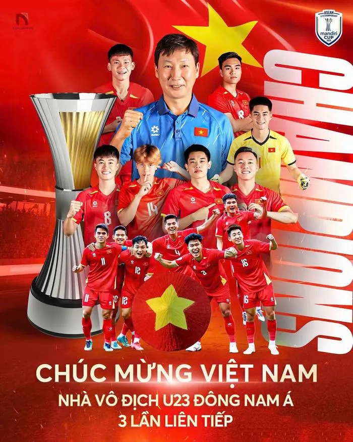 Ảnh tập thể những chiến binh áo đỏ đang khoác vai nhau ăn mừng đầy phấn khích sau bàn thắng quý giá, chứng minh cho sự gắn kết tập thể bền chặt