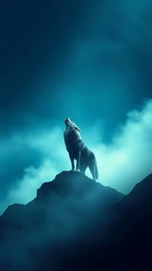 Con sói chiến binh đầu bạc đứng nghiêng trong bộ giáp cam rực như lửa, tay cầm vũ khí lớn giữa nền khói nóng, dáng dựng thẳng khiến ảnh nền chó sói trông rất ngầu