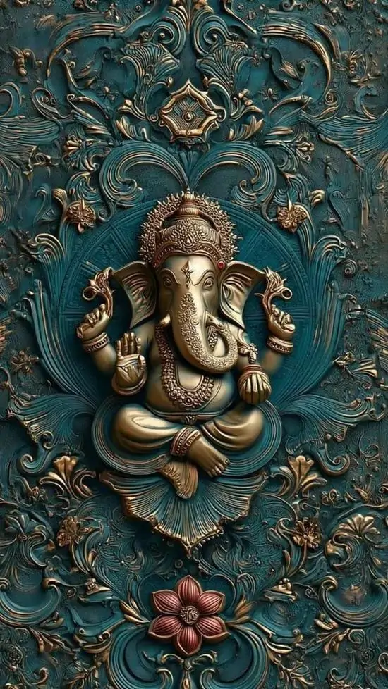 Phù điêu thần voi nổi trên nền xanh cổ điển với hoa văn chạm dày, ánh kim cũ và lớp đổ bóng rõ khiến tổng thể giống hình ảnh đồ họa khối cho màn hình dọc