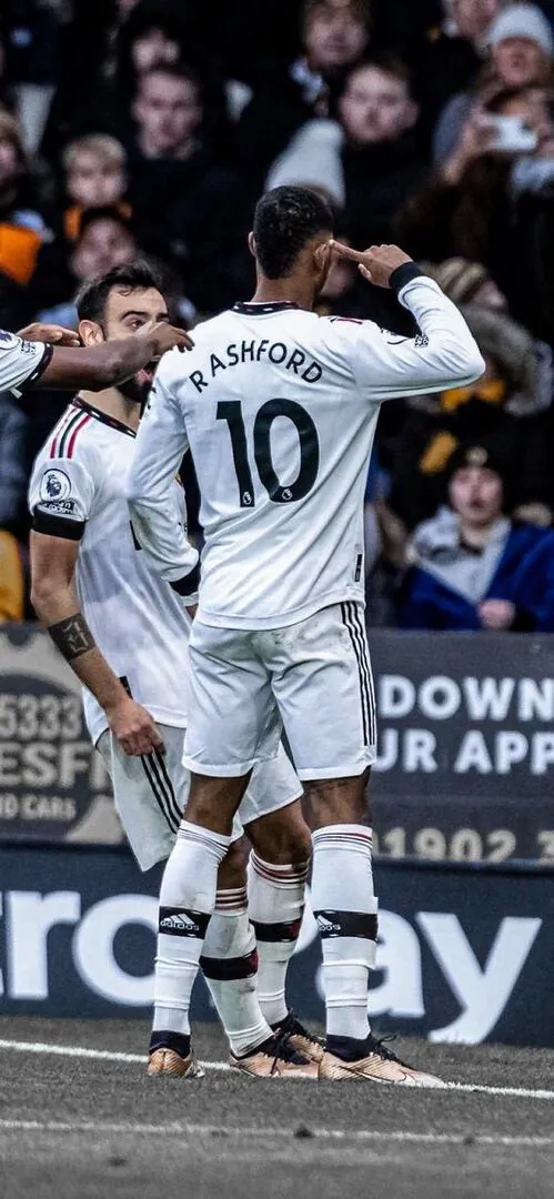 Ảnh nền đt Iphone chụp từ phía sau lưng siêu sao khoác áo số bảy đang bước đi giữa lòng sân cỏ với tỷ lệ khung hình dọc hoàn hảo cho người dùng.