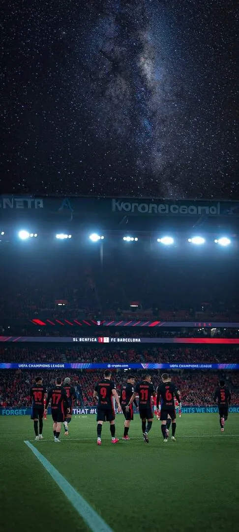 Màn đêm buông xuống trên sân cỏ cùng những đám mây vần vũ bao quanh dàn đèn pha rực sáng làm nổi bật độ bão hòa màu xanh thẳm của mặt sân.