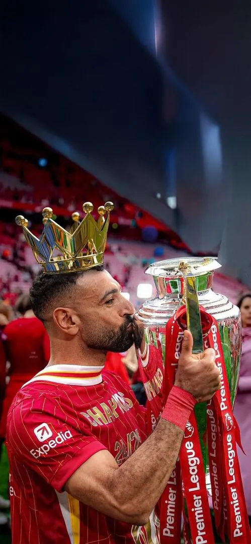 Cầu thủ nâng cao chiếc cúp vàng danh giá và trao một nụ hôn nồng cháy thể hiện khoảnh khắc ghi bàn quan trọng đã mang lại vinh quang cho đội tuyển.