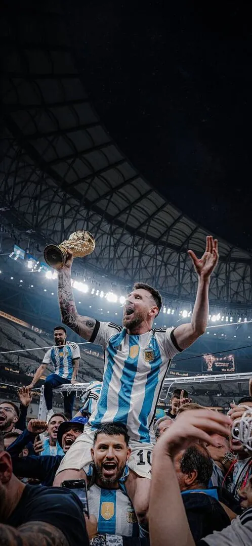 Wallpaper thể thao 4k ghi lại cảnh tượng cầu thủ được đồng đội kiệu trên vai giữa vòng vây người hâm mộ tạo nên một bố cục hài hòa và ấm áp.