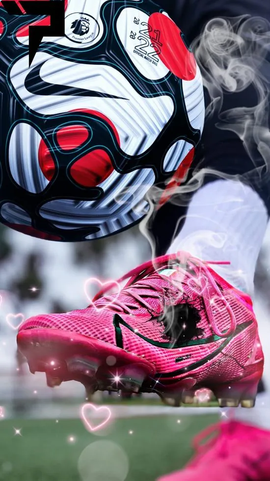 Hình nền bóng đá sắc nét đặc tả đôi giày thi đấu màu hồng rực rỡ đặt cạnh trái bóng tròn trên mặt cỏ xanh mướt cho thấy mật độ điểm ảnh cực lớn.