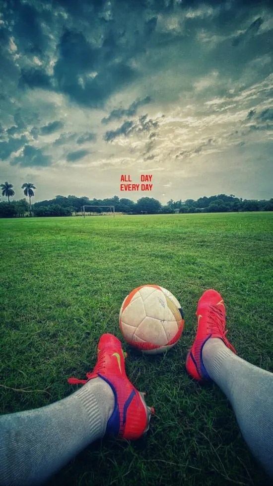 Đôi chân cầu thủ đứng vững chãi bên quả bóng giữa không gian sân cỏ trải dài đến tận chân trời gợi lên niềm đam mê bóng đá không bao giờ tắt.