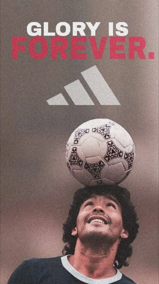 Maradona hiện lên đầy tôn nghiêm với dòng chữ vinh quang vĩnh cửu phía trên tạo nên một cảm giác hoài niệm và tính biểu tượng cực kỳ mạnh mẽ cho ảnh.