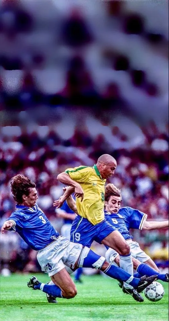 Ảnh nền mô tả pha tranh chấp bóng quyết liệt giữa hai cầu thủ giúp người xem cảm nhận rõ sự cam go qua từng vạch vôi khung thành trên sân cỏ.