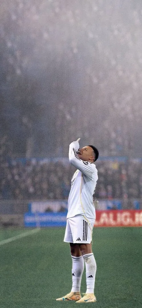 Ảnh bìa chụp bóng lưng cầu thủ đang đứng lặng lẽ giữa sân vận động mênh mông gợi lên một cảm giác cô đơn nhưng đầy bản lĩnh cá nhân và nghị lực.