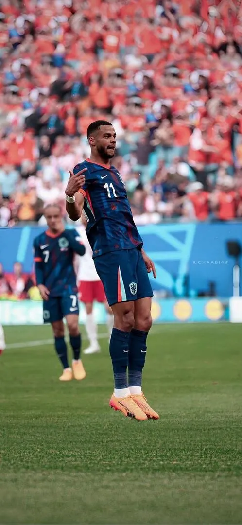 Biểu cảm gào thét ăn mừng của tiền đạo khi quả bóng vừa bay vào lưới tạo nên một bầu không khí rực lửa và sự sôi động chiếm trọn khung hình.