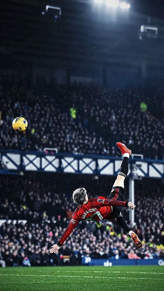 Hình nền điện thoại bắt cận cảnh niềm vui vỡ òa của cầu thủ khi nhận huy chương vàng danh giá làm nổi bật màu sắc sống động của tấm băng đội trưởng.