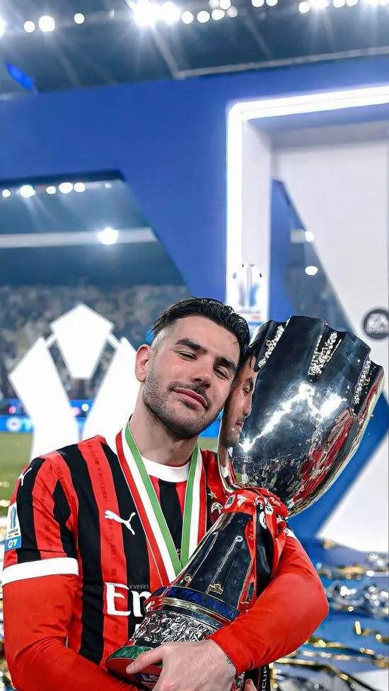 Ảnh wallpaper ghi lại nụ cười rạng rỡ của nhà vô địch khi ôm chặt chiếc cúp trong tay làm hiện rõ từng chi tiết trên tấm băng đội trưởng quyền lực.