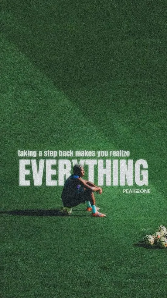 Dòng chữ động lực trải dài trên nền cỏ xanh thẳm làm hiện rõ vạch vôi khung thành trắng xóa trong một buổi chiều hoàng hôn tĩnh lặng và đầy sâu lắng.