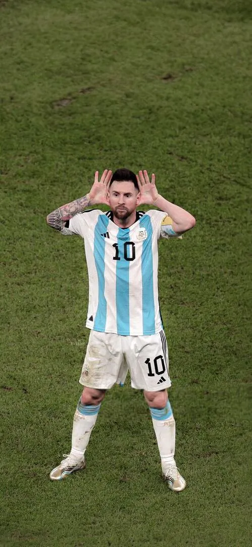 Hình nền điện thoại bắt trọn hình ảnh siêu sao trong màu áo sọc xanh trắng đang cúi đầu suy tư với độ tương phản động cực tốt trên màn hình.