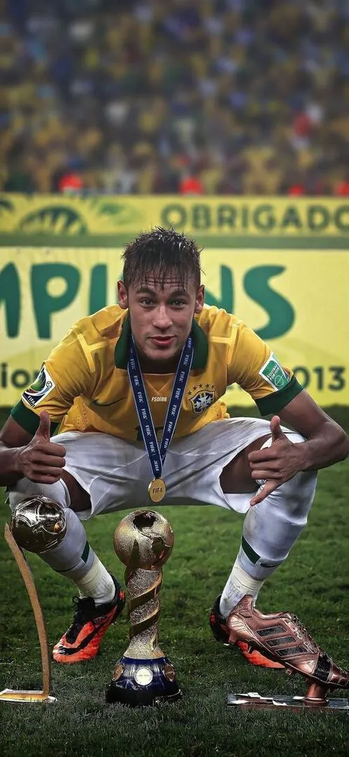 Neymar quỳ trên mặt cỏ ăn mừng đầy phấn khích khiến dàn khán giả cổ vũ phía sau trở thành một phông nền mờ ảo nhưng vô cùng sôi động và náo nhiệt.