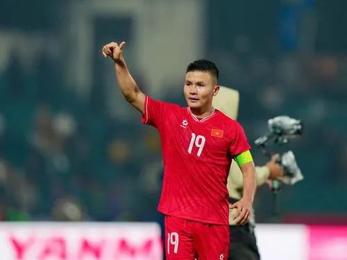 Bàn tay chai sạn của người lao động cầm chặt chiếc điện thoại xem livestream bóng đá trong giờ nghỉ, thể hiện niềm an vui giản đơn của người Việt