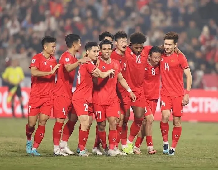 Lớp sơn đỏ trên mặt đường bê tông của một xóm nhỏ được vẽ hình ngôi sao năm cánh cực lớn, tạo sân chơi cho các mầm non bóng đá nghiệp dư