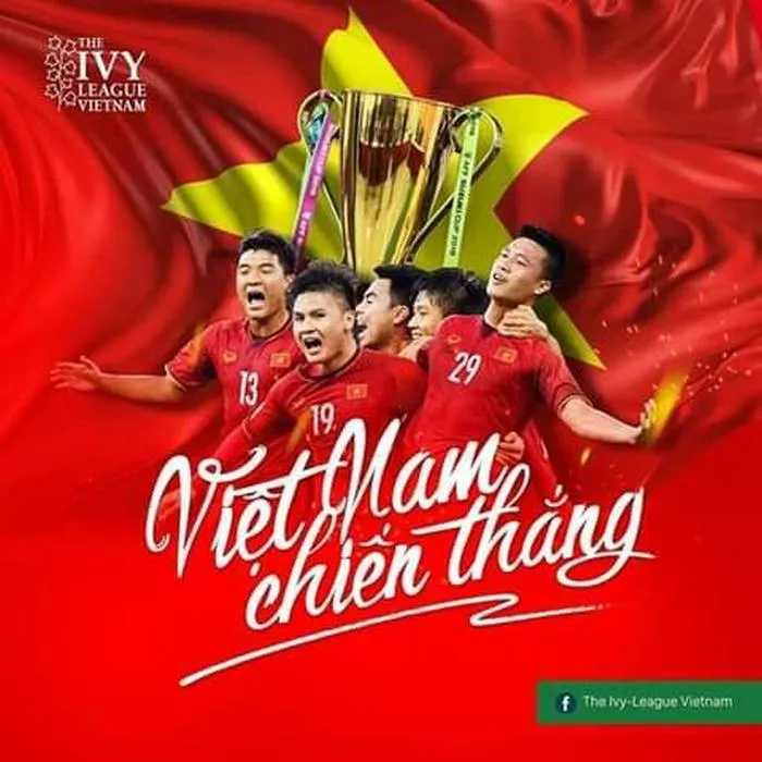 Góc ảnh cận cảnh đôi giày vải sờn cũ đặt cạnh trái bóng da bong tróc dưới chân một cậu bé vùng cao, chứa đựng đam mê cháy bỏng không giới hạn