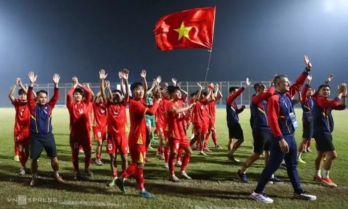 Bức ảnh chụp từ trên cao một sân bóng đất nện nằm lọt thỏm giữa những cánh đồng lúa xanh rì, hiện lên vẻ đẹp bình dị quê hương đến lạ