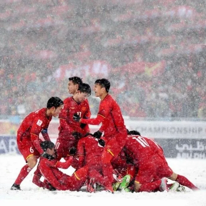 Ảnh các cầu thủ đang thực hiện bài tập thể lực nặng dưới cái nắng gắt của sân tập, chuẩn bị kỹ lưỡng cho mục tiêu vòng loại giải vô địch thế giới