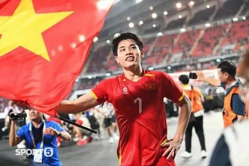 Hình nền trừu tượng với các vệt sáng đỏ và vàng đan xen tạo thành hình quả bóng đang bay, mang phong cách sáng tạo hiện đại đầy bắt mắt