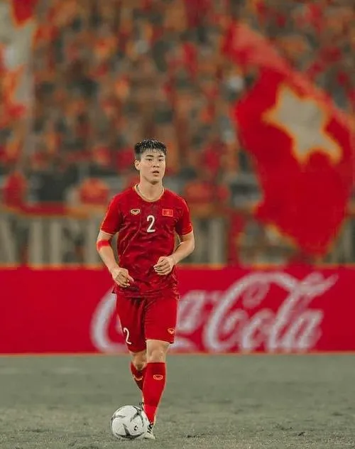 Tấm bảng đen ở cổng làng ghi tỉ số trận đấu bằng phấn trắng ngay ngắn, cho thấy sự quan tâm nồng nhiệt chân thành của cộng đồng thôn quê