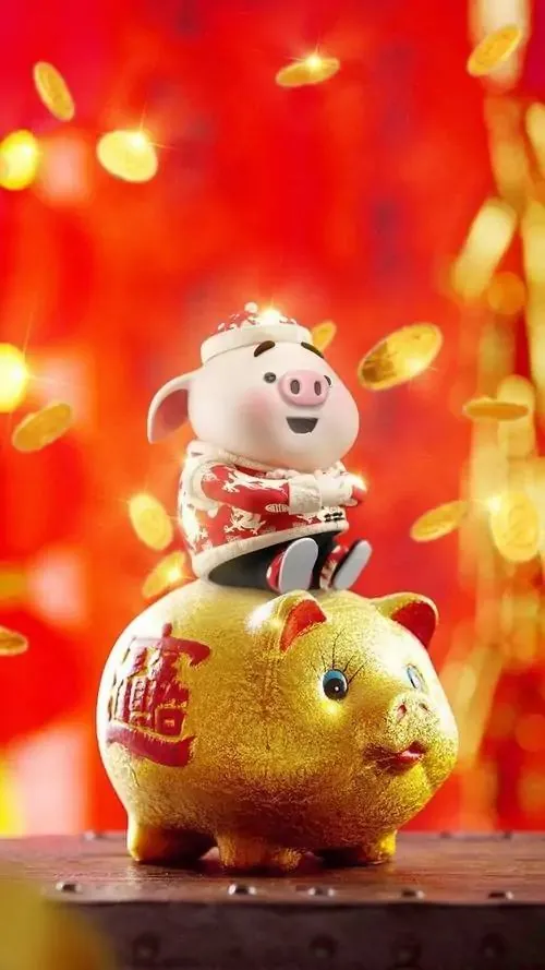 Ảnh wallpaper đẹp heo vàng cầm quạt đỏ đứng trên nền mây, tư thế quay nửa người và ánh sáng ấm tạo nên khung hình nền linh vật Hợi vừa sang vừa may mắn