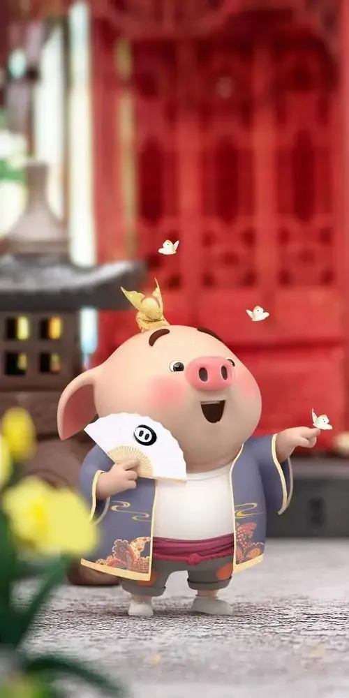 Một chú heo nhỏ nằm thư giãn trên thảm cỏ, chân ôm đồng xu vàng và miệng cười hiền khiến khung hình nền heo vàng mang không khí an nhàn, no đủ rất rõ