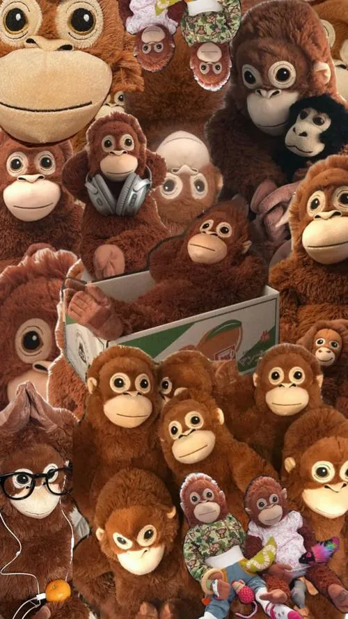 Con khỉ nhỏ ôm đồng tiền tròn ngồi giữa vườn đào, hai chân xếp gọn và mắt cười rất dễ thương, ảnh nền tuổi Thân giúp khung hình sáng hơn và thêm bình an