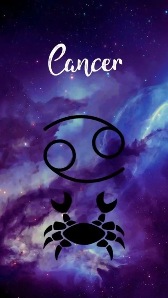 Tấm thảm dệt thủ công với họa tiết cua xanh treo trong phòng trắng, bóng nắng in lên sợi vải làm ảnh cung Cự Giải thiên về chất liệu và đồ trang trí nhà