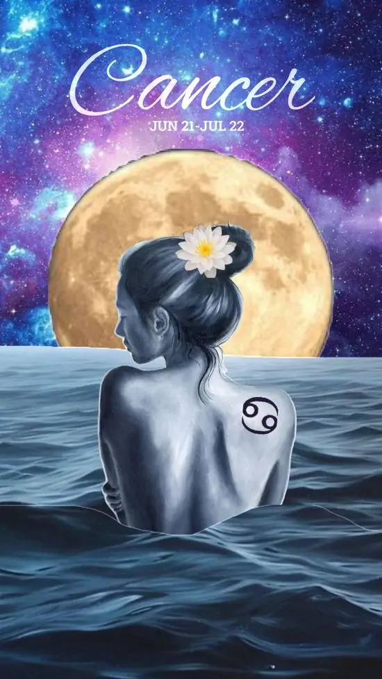 Mặt gốm tròn vẽ cua men lam treo trên bức tường trắng, nắng chiều quét qua tạo bóng mềm làm hình những người con của trăng sáng và rất yên