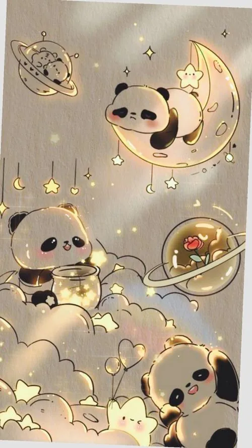 Gấu trúc bé cầm chiếc đèn lồng tròn đi giữa con ngõ lát gạch sau cơn mưa, ánh phản chiếu dưới chân làm bức ảnh mềm và có độ lung linh vừa phải