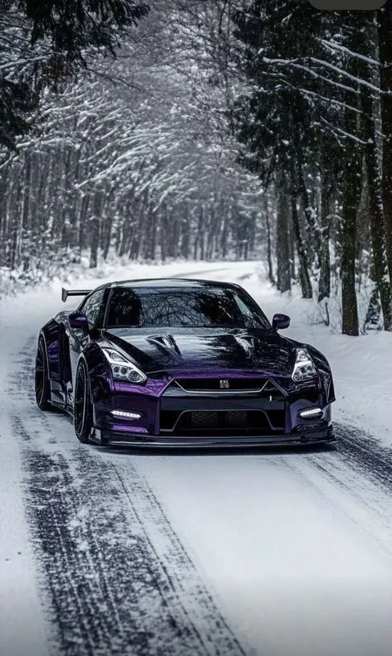 Hình nền điện thoại chiếc xe tím đậm chạy giữa rừng tuyết, hai vệt bánh cắt thẳng nền trắng khiến khung dọc oto HD này lạnh mắt nhưng vẫn rất thể thao