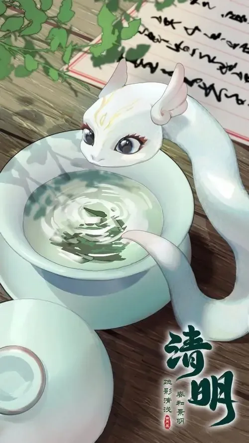 Một chú rắn trắng nhỏ ngồi trong tách trà xanh, mắt tròn hiền và bên cạnh có chữ thư pháp, cảnh này lạ mắt mà vẫn gần gũi, hợp làm hình nền điện thoại cầu bình an