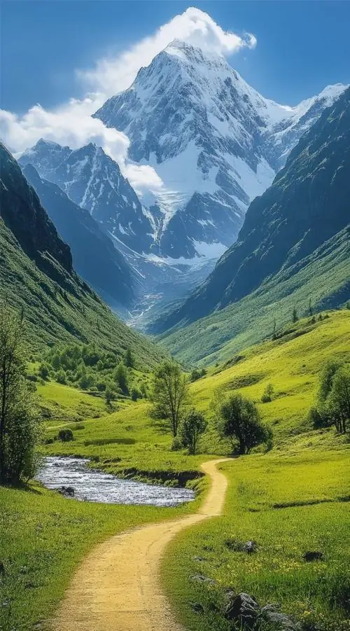 Ảnh wallpaper lối mòn đất cong nhẹ giữa thảm cỏ vàng xanh, ngọn núi tuyết khổng lồ dựng thẳng phía trước tạo điểm nhìn mạnh cho màn hình dọc Ultra HD