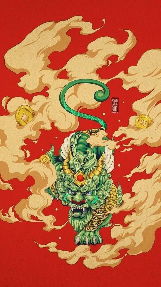 Tỳ hưu màu hổ phách ngồi trước cửa gỗ chạm hoa văn, miệng giữ tiền vàng và đuôi xếp gọn sang một bên, bức ảnh đẹp theo kiểu cổ điển rất dễ dùng