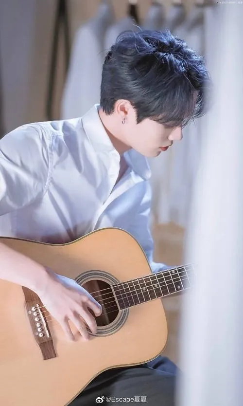 Nam sinh mặc sơ mi trắng gấp sách trong thư viện cũ, măng séc ngay ngắn và nẹp áo phẳng dưới ánh đèn bàn.