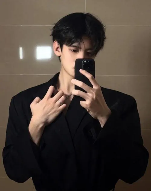 Áp phích thời trang nam đặt trên nền tường bê tông, nhân vật vẽ có dáng vóc phong nhã và tóc vuốt gọn.