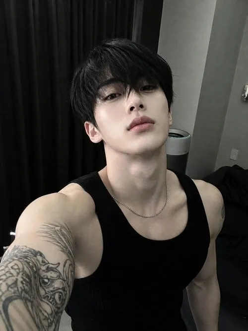 Hội chợ ban ngày rộn sắc cờ, chàng trai cầm kẹo bông và bật cười, chiếc áo khoác vàng khiến khung cảnh thêm vui mắt.