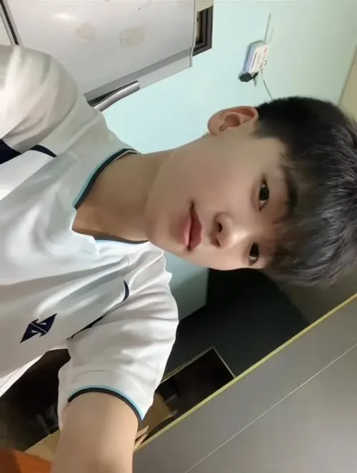 hinh anh nam sinh hai nghin le chin dien trai ben goc pho 13