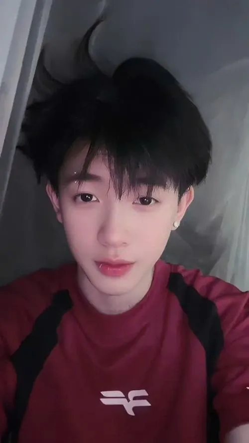 hinh anh nam sinh hai nghin le chin dien trai ben goc pho 17