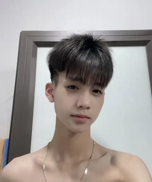 hinh anh nam sinh hai nghin le chin dien trai ben goc pho 18