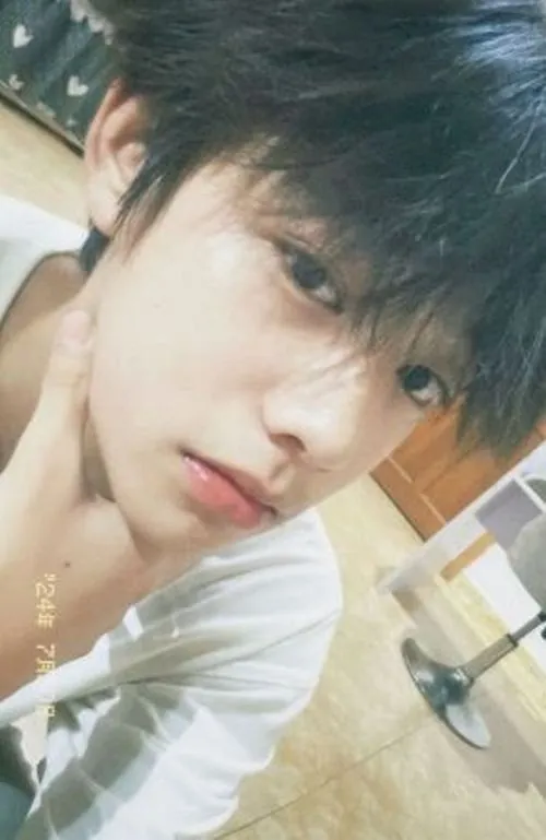 hinh anh nam sinh hai nghin le chin dien trai ben goc pho 2