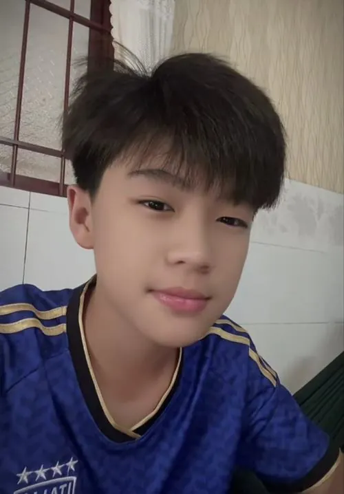 hinh anh nam sinh hai nghin le chin dien trai ben goc pho 4