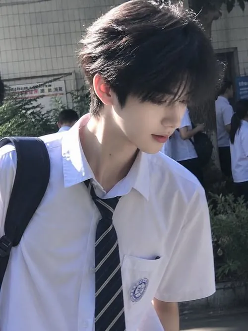 Trong thư phòng cổ, chàng trai mặc trường bào xanh đang mài mực bên cửa sổ giấy, nét thư sinh hòa với ánh sáng sớm thanh tĩnh.