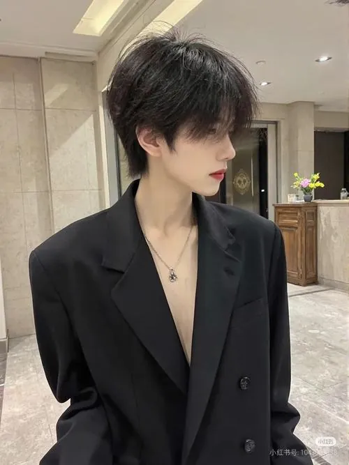 Bản phác thảo quý ông mặc suit ba mảnh, đường chì nhấn vào vai áo rộng và dáng đứng thẳng.