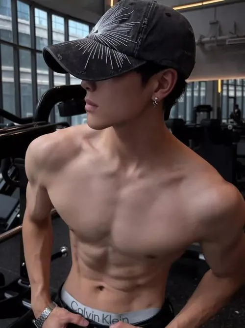 Bàn tay dính đất sét của chàng thợ gốm đang nâng chiếc bình mới tạo, áo vải thô và đôi mắt thu hút gợi cảm giác mộc mạc.